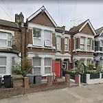 Super Cozy 2 Bed 2 Bath Ground Floor Flat!