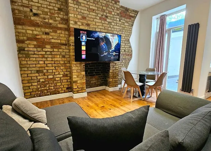 Super Cozy 2 Bed 2 Bath Ground Floor Flat!