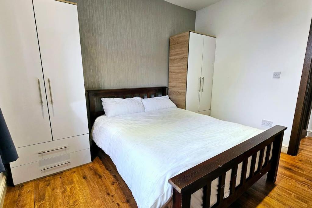 Super Cozy 2 Bed 2 Bath Ground Floor Flat! * Londra