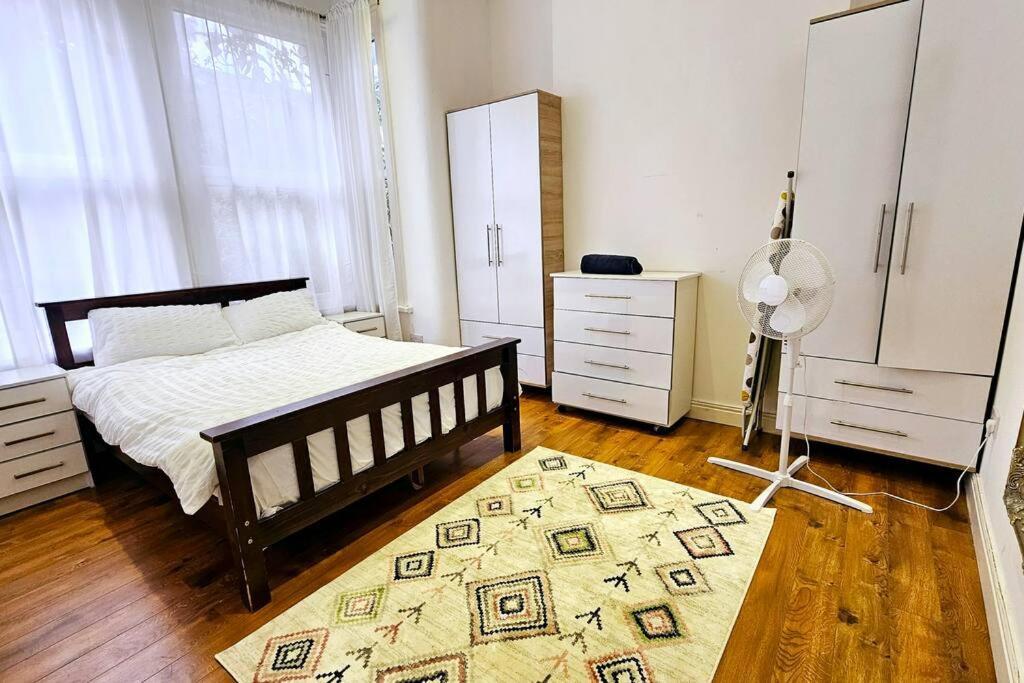 Super Cozy 2 Bed 2 Bath Ground Floor Flat! Appartamento *